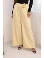 Dámské elegantní kalhoty s širokou nohavicí a ozdobným květem žluté Dámské elegantní kalhoty s širokou nohavicí a ozdobným květem žluté