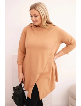 Dámská bavlněná blůza Plus Size asymetrická s ohrnutým rukávem jasně camelová Dámská bavlněná blůza Plus Size asymetrická s ohrnutým rukávem jasně camelová