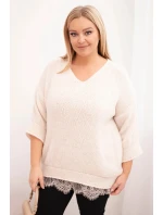 Dámský komplet svetr s výstřihem do V a viskózová blůza s krajkovým spodním lemem béžový