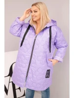 Dámská bunda Plus Size prošívaná s kapucí a nápisem HOPE světle fialová Dámská bunda Plus Size prošívaná s kapucí a nápisem HOPE světle fialová