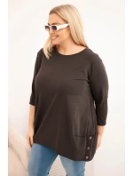 Dámská blůza Plus Size z bavlny s ozdobnými knoflíky a ohrnutými rukávy hnědá Dámská blůza Plus Size z bavlny s ozdobnými knoflíky a ohrnutými rukávy hnědá