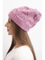 Dámská zimní čepice z vlny s krajkovým vzorem K427 tmavě růžová Dámská zimní čepice z vlny s krajkovým vzorem K427 tmavě růžová