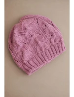 Dámská zimní čepice z vlny s krajkovým vzorem K427 tmavě růžová Dámská zimní čepice z vlny s krajkovým vzorem K427 tmavě růžová