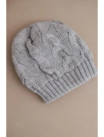 Dámská zimní pletená čepice s perforovaným vzorem K427 šedá Dámská zimní pletená čepice s perforovaným vzorem K427 šedá