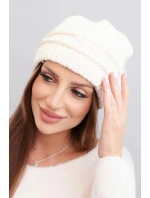 Dámská zimní čepice z vlny a s proplétaným vzorem K428 světle béžová Dámská zimní čepice z vlny a s proplétaným vzorem K428 světle béžová