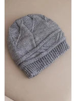 Dámská zimní čepice z vlny a s propleteným vzorem K428 šedá Dámská zimní čepice z vlny a s propleteným vzorem K428 šedá