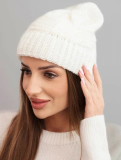 Zimní dámská čepice akrylová s ozdobným pletením K462 ecru