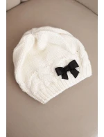 Dámská zimní čepice s ozdobnou mašlí a copánkovým vzorem K438 ecru