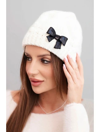 Dámská zimní čepice s ozdobnou mašlí a copánkovým vzorem K438 ecru