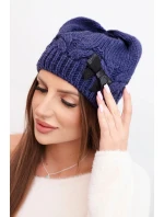 Dámská zimní čepice s ozdobnou mašlí a copánkovým vzorem K438 tmavě fialová