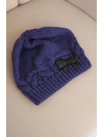 Dámská zimní čepice s ozdobnou mašlí a copánkovým vzorem K438 tmavě fialová