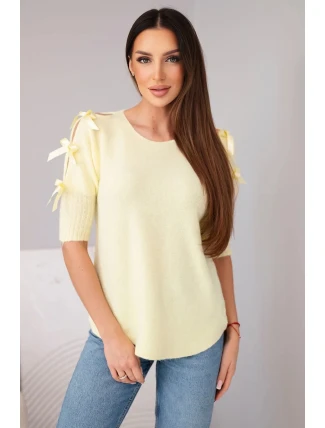Dámský svetr s krátkým rukávem a ozdobnými mašličkami žlutý