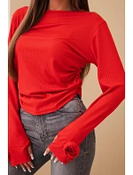 Dámská žebrovaná halenka s nařasením na boku červená