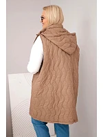 Dámská prošívaná vesta Plus Size s kapucí camelová