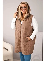 Dámská prošívaná vesta Plus Size s kapucí camelová