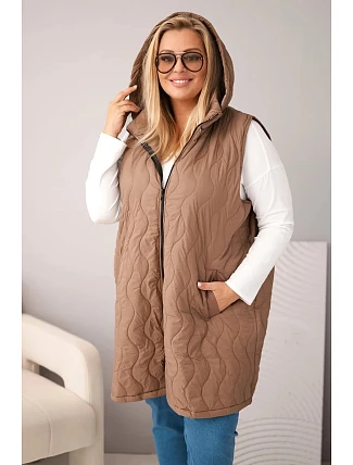 Dámská prošívaná vesta Plus Size s kapucí camelová