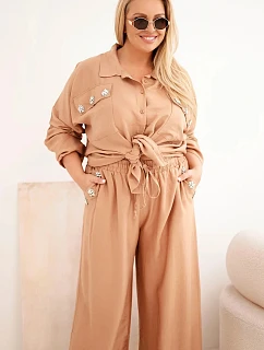 Dámská souprava Plus Size s košilí a širokými kalhotami camelová