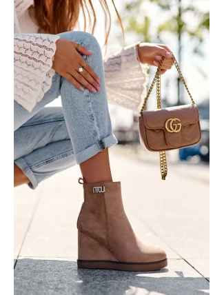 Ozdobené Kožené Boty Na Koturnu S Ocíněním Bežové Vere