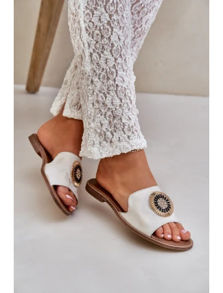 Kožené Pantofle S Dekorací Na Plochém Podpatku Zlato Ošoupané Lewski 3047/O