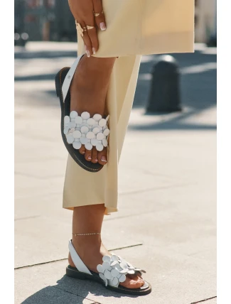 Kožené sandály na plochém podpatku bílé Zazoo 40425