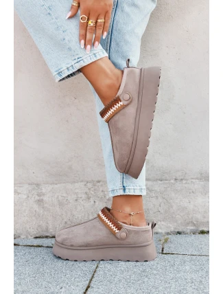 Dámské sněhule nízké s pohyblivým páskem a výšivkou na platformě tmavě béžové Lyrisse Dámské sněhule nízké s pohyblivým páskem a výšivkou na platformě tmavě béžové Lyrisse