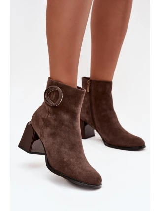 Semišové kotníkové boty na podpatku s vycpávkou s ozdobným detailem Artiker 57C0017 hnědé