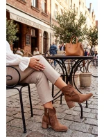 Dámské kotníky s perforovaným designem z přírodní semiše na podpatku Zazoo 3690 hnědé