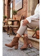 Dámské kotníky s perforovaným designem z přírodní semiše na podpatku Zazoo 3690 hnědé