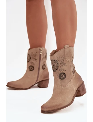 Semišové kožené dámské kotníky s perforací na podpatku Zazoo 3844 Béžové Semišové kožené dámské kotníky s perforací na podpatku Zazoo 3844 Béžové