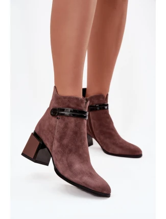 Semišové kožené dámské kotníkové boty na sloupku s ozdobným páskem zateplené D&A CR52-650 Hnědé