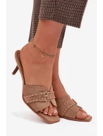 Dámské sandály na podpatku s páskem a zlatým sponou tmavě béžové Jelira