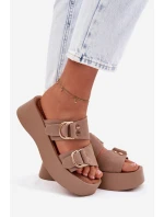 Dámské platformové nazouváky s zlatými sponami tmavě béžové Nelirae