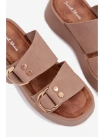 Dámské platformové nazouváky s zlatými sponami tmavě béžové Nelirae