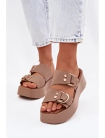 Dámské platformové nazouváky s zlatými sponami tmavě béžové Nelirae