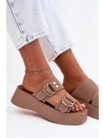 Dámské platformové nazouváky s zlatými sponami tmavě béžové Nelirae