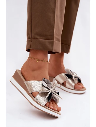 Kožené nazouváky na platformě s dekorativním květem S.Barski GR61-5989 Zlaté Kožené nazouváky na platformě s dekorativním květem S.Barski GR61-5989 Zlaté