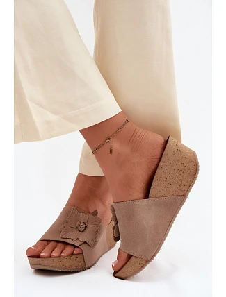 Kožené semišové dámské pantofle na platformě s ozdobným květinovým vzorem Zazoo 40312 Cappuccino