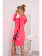 Šaty s kapucí a růžovým neonovým potiskem