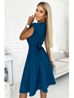 Rozevláté šaty s obálkovým výstřihem Numoco SCARLETT - mořské modré