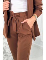Elegantní bundový komplet s kalhotami se zavazováním vpředu hnědé barvy
