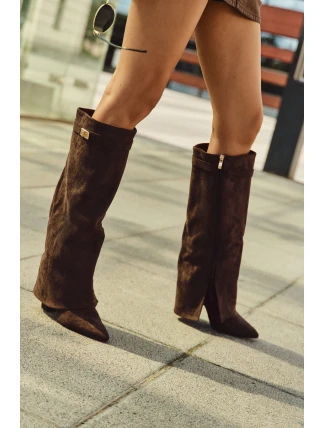 Dámské zateplené kozačky na sloupkovém podpatku s vyhrnutou holení Evyra – čokoládové, eko semiš Dámské zateplené kozačky na sloupkovém podpatku s vyhrnutou holení Evyra – čokoládové, eko semiš