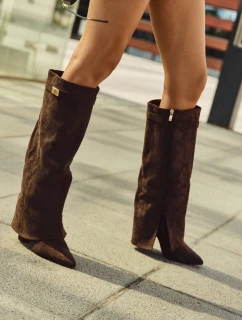 Dámské zateplené kozačky na sloupkovém podpatku s vyhrnutou holení Evyra – čokoládové, eko semiš