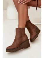 Dámské zateplené kotníkové botky na klínku z eko semiše – hnědé Mavona