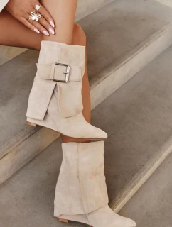 Dámské zateplené kotníkové botky na klínku s ohrnovací manžetou a přezkou – béžové Vortinia