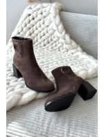 Dámské zateplené kotníkové botky z semiše na sloupku s ozdobným detailem – hnědé Artiker Dámské zateplené kotníkové botky z semiše na sloupku s ozdobným detailem – hnědé Artiker