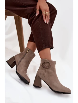 Dámské zateplené semišové kotníkové boty na sloupku s ozdobným detailem – béžové Artiker Dámské zateplené semišové kotníkové boty na sloupku s ozdobným detailem – béžové Artiker