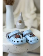 Dětské pěnové pantofle zateplené kožíškem s ozdobnými připínkami – světle modré