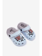 Dětské pěnové pantofle zateplené kožíškem s ozdobnými připínkami – světle modré