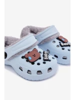 Dětské pěnové pantofle zateplené kožíškem s ozdobnými připínkami – světle modré