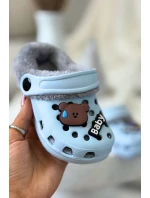 Dětské pěnové pantofle zateplené kožíškem s ozdobnými připínkami – světle modré